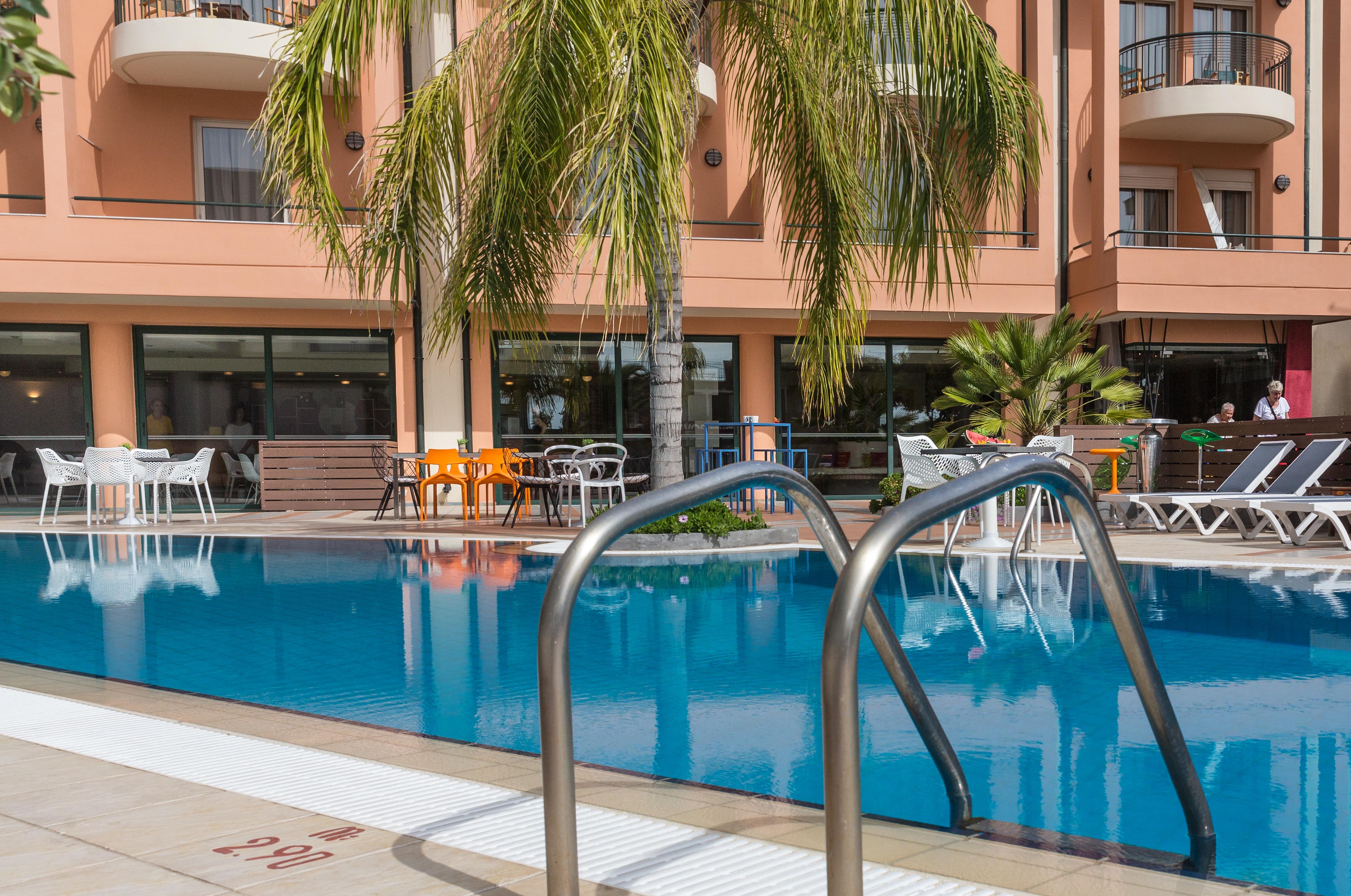 Flisvos Royal Hotel & Suites Толон Екстериор снимка